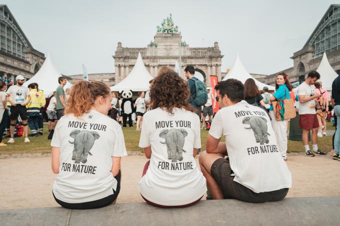 3 mensen zitten aan de fontein tijdens de 20km door Brussel