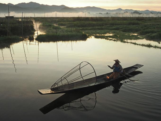 Cambodjaanse boot in Mekong-wateren, illegale visserij, verdwijning van de Irrawaddy-dolfijn