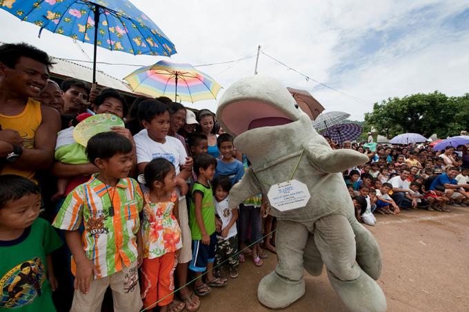 Een Irrawaddy-dolfijnmasker in een Cambodjaans dorp om de Cambodjaanse bevolking bewust te maken